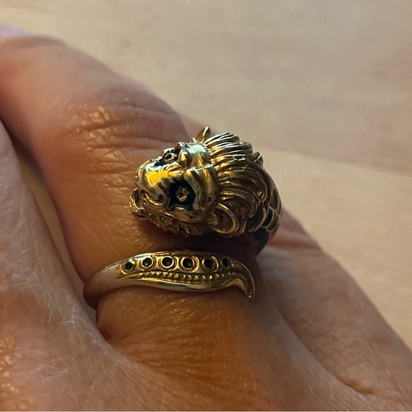 Vintage Lion Head ring and matching bracelet with emerald green enamel accents. - Picture 3 of 13